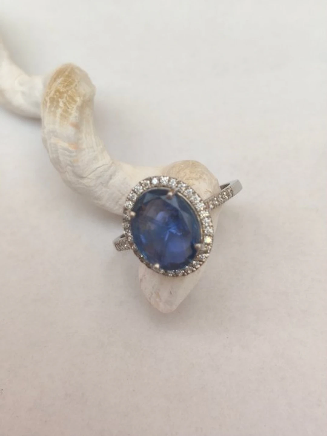 Ring Platinum - 3.72ct. tw. Sapphire - Diamond - IGI