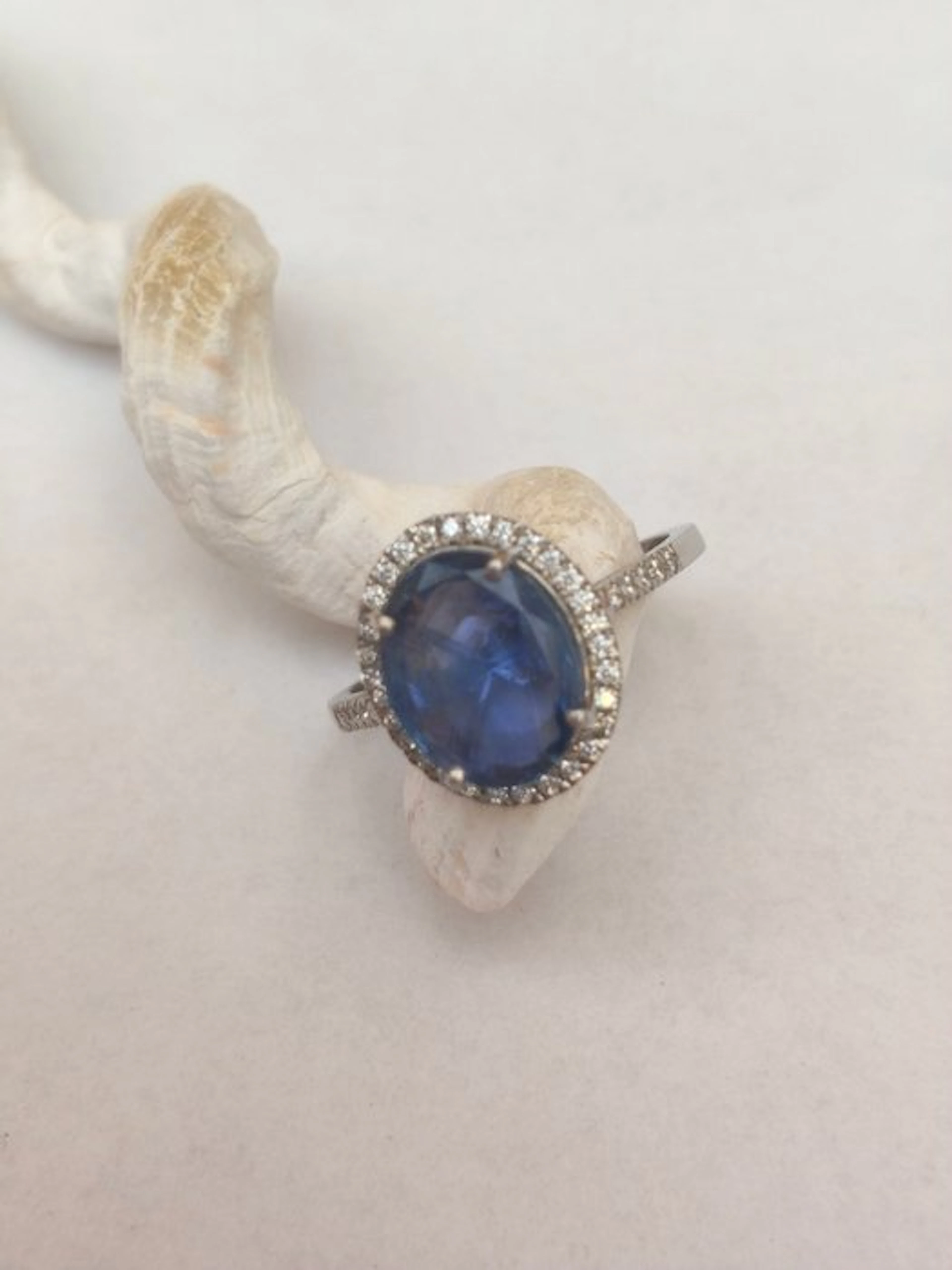 Ring Platinum - 3.72ct. tw. Sapphire - Diamond - IGI