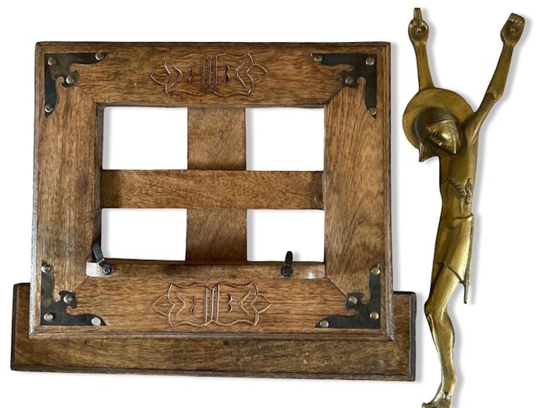Carved wood lectern + Christ in gilded brass (2) - Wood, Brass - 1950-1960