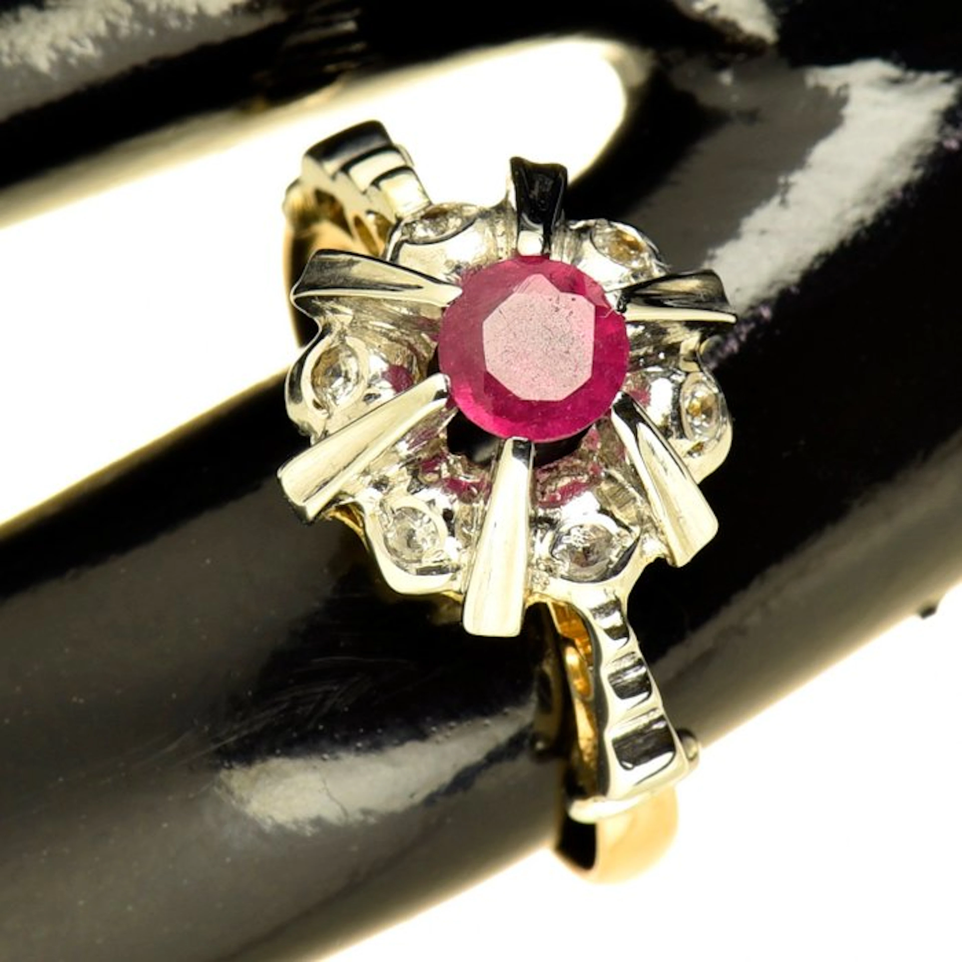 Ring - 18 kt. Yellow gold Ruby