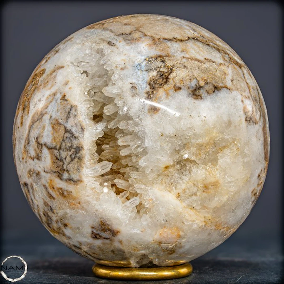 Unique quartz sphere from Indonesia – Natural beauty with...
