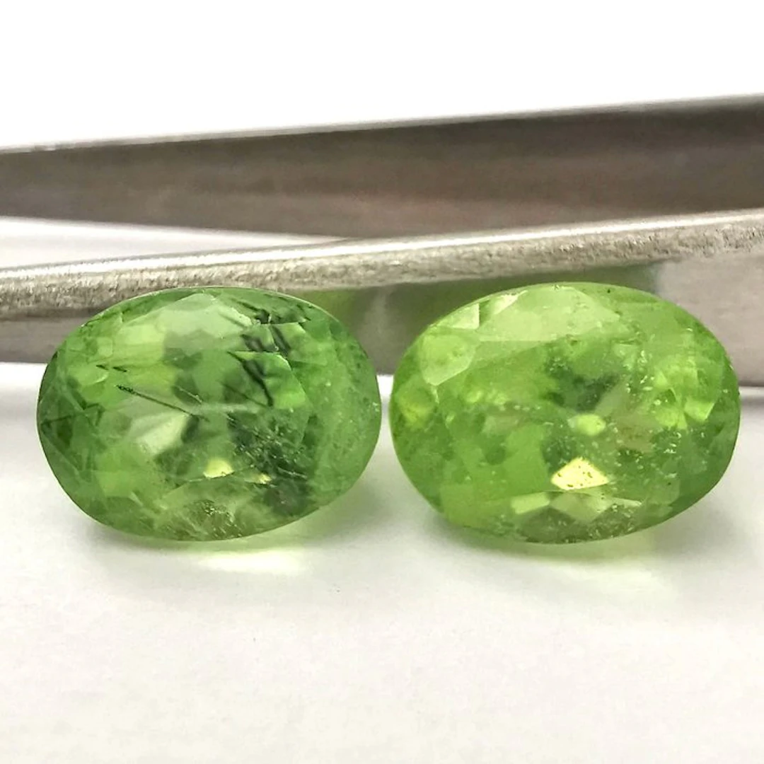 No reserve price - 2 pcs Peridot - 6.45 ct - Antwerp...