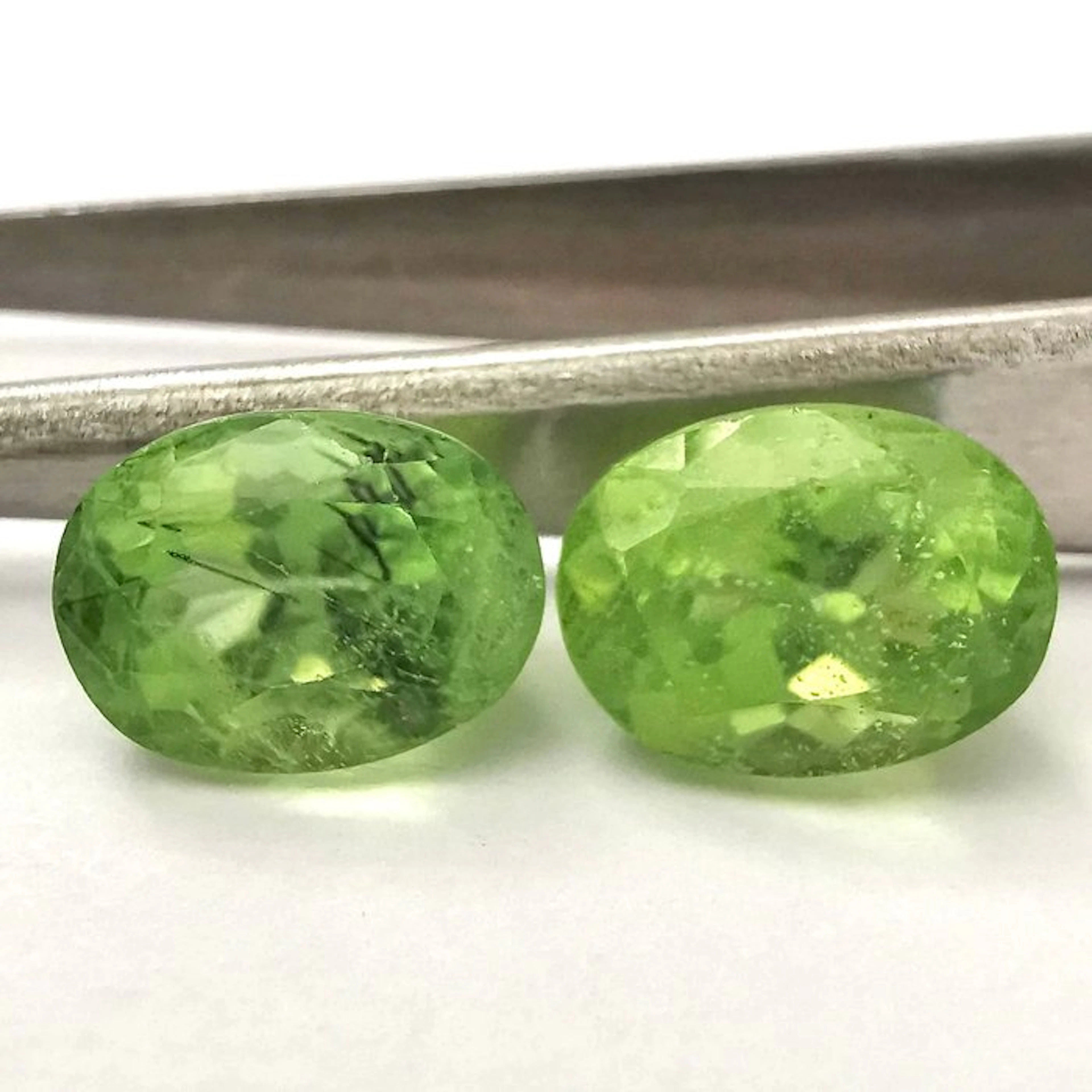 No reserve price - 2 pcs Peridot - 6.45 ct - Antwerp...