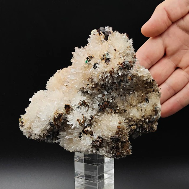 Aesthetic quartz with green malachite
