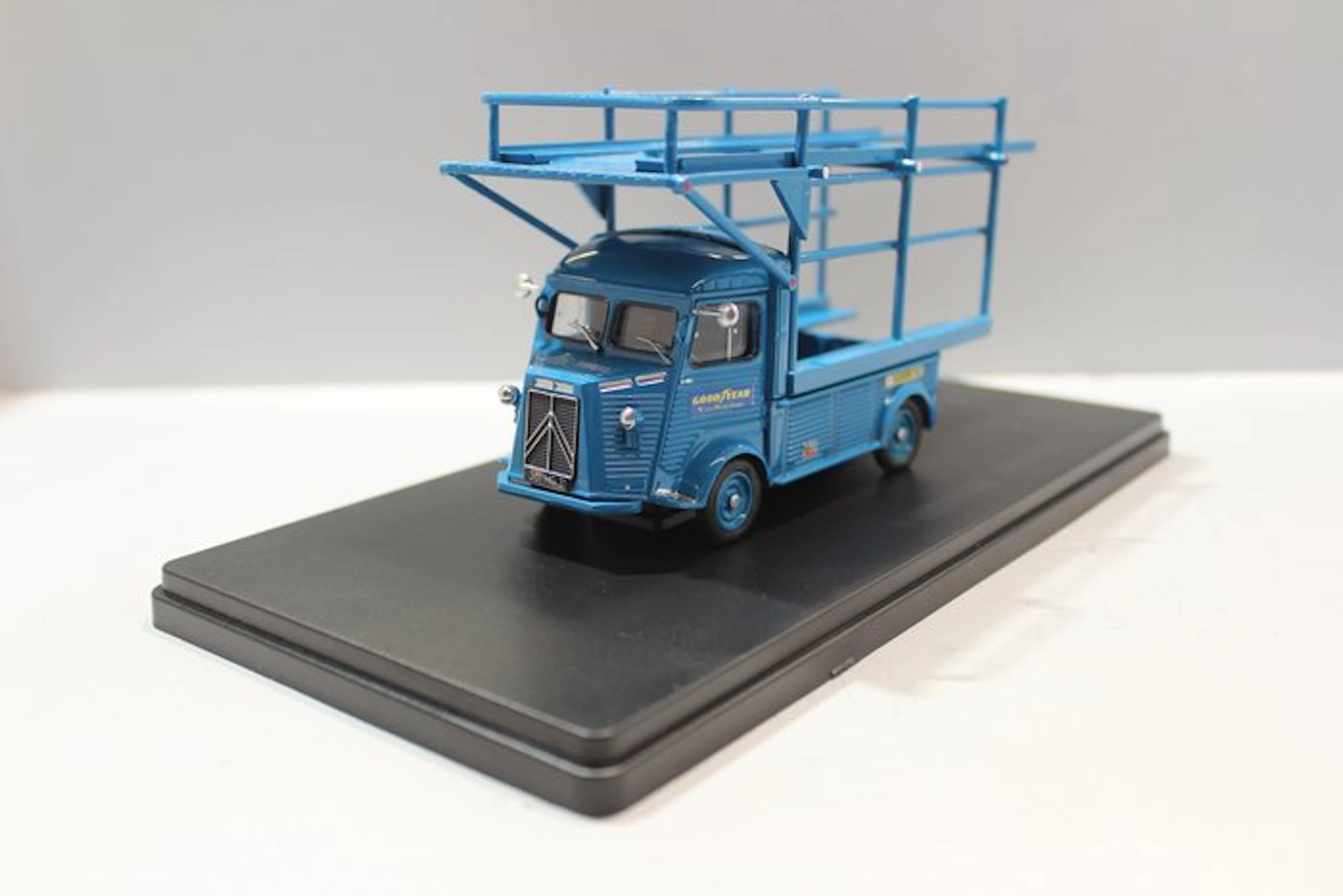 AM.71 1:43 - Model car - Citroën Type H/HY porte-voitures 1/43