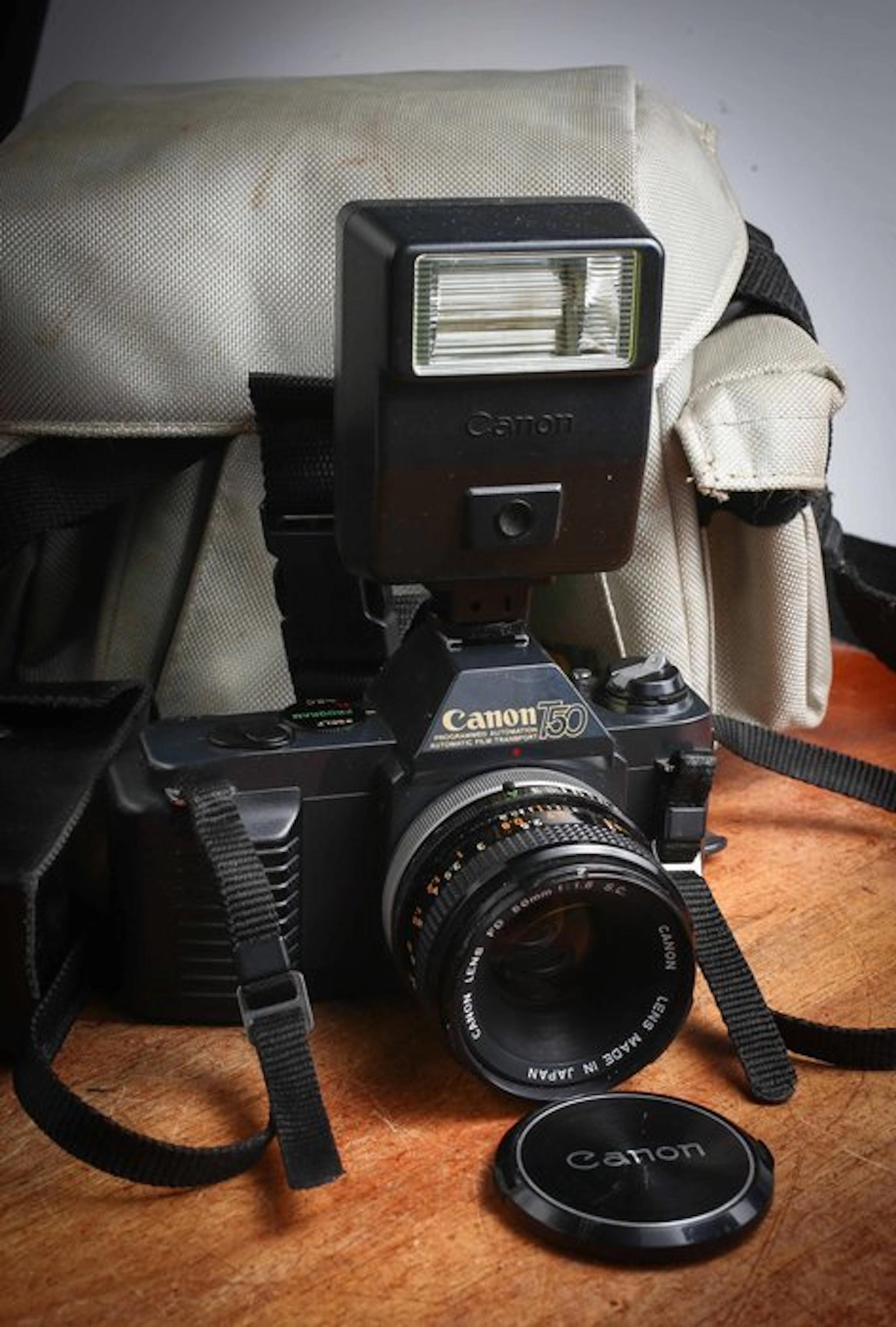 Canon T50 = 50mm 1:1,8 + Flash 155A + sacoche Analogue camera