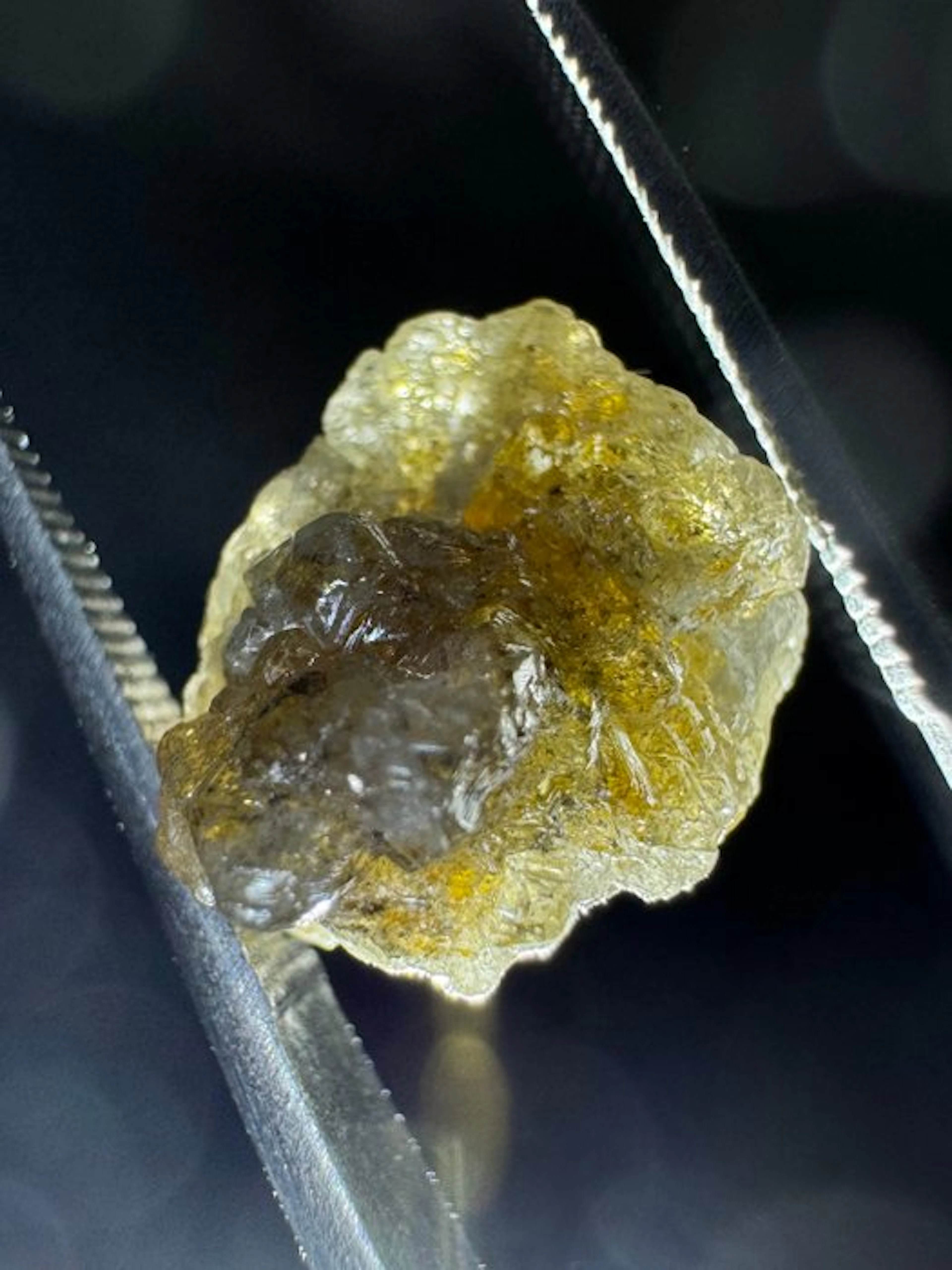 Natural rough diamond Gray-Brown - 4.05 carats - No reserve price Rough- 0.81 g