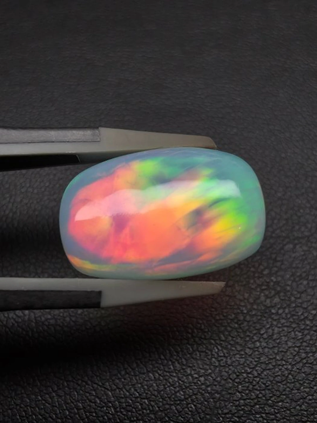 7.38cts Natural White Opal Cabochon - Height: 18.5 mm - Width: 12 mm- 1.48 g
