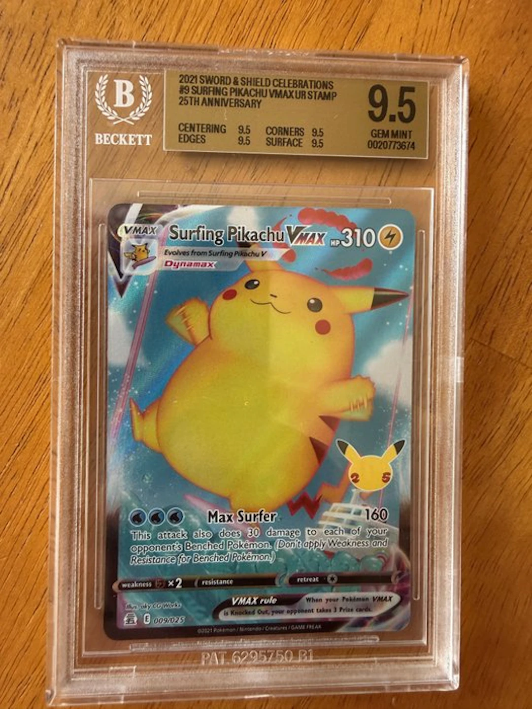 Pokémon - 1 Graded card - Surfing Pikachu VMAX 009/025 Full art