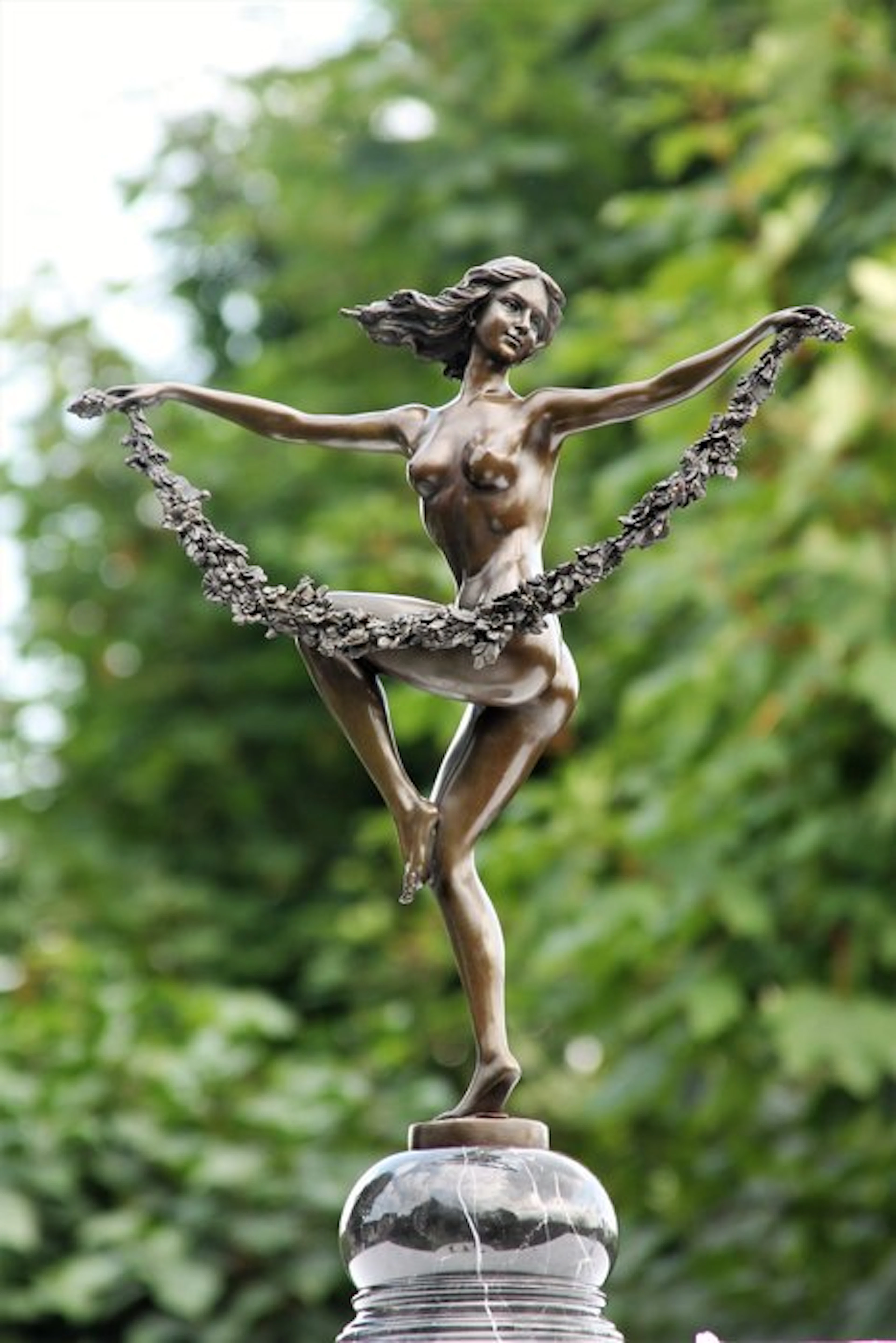 Statue, woman with guirlande - 53 cm - bronze marble