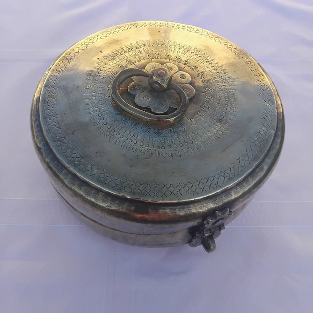 Storage trunk - Gilt brass - Bread box, India, 19th century
