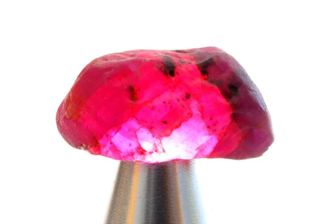 Ruby 69 carats of rough, untreated ruby crystals.- 13.95 g - (2)