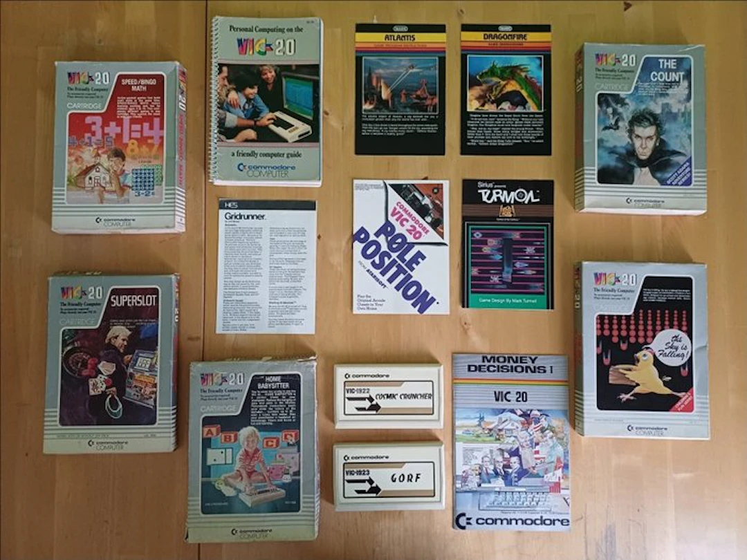 Commodore - VIC-20 - Lotto retrogaming e manuali per...