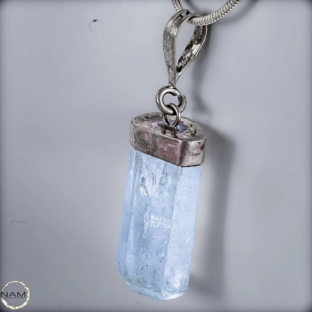 Aquamarine pendant – Crystal-clear beauty in delicate sky-blue, 23.7 ct- 4.74 g