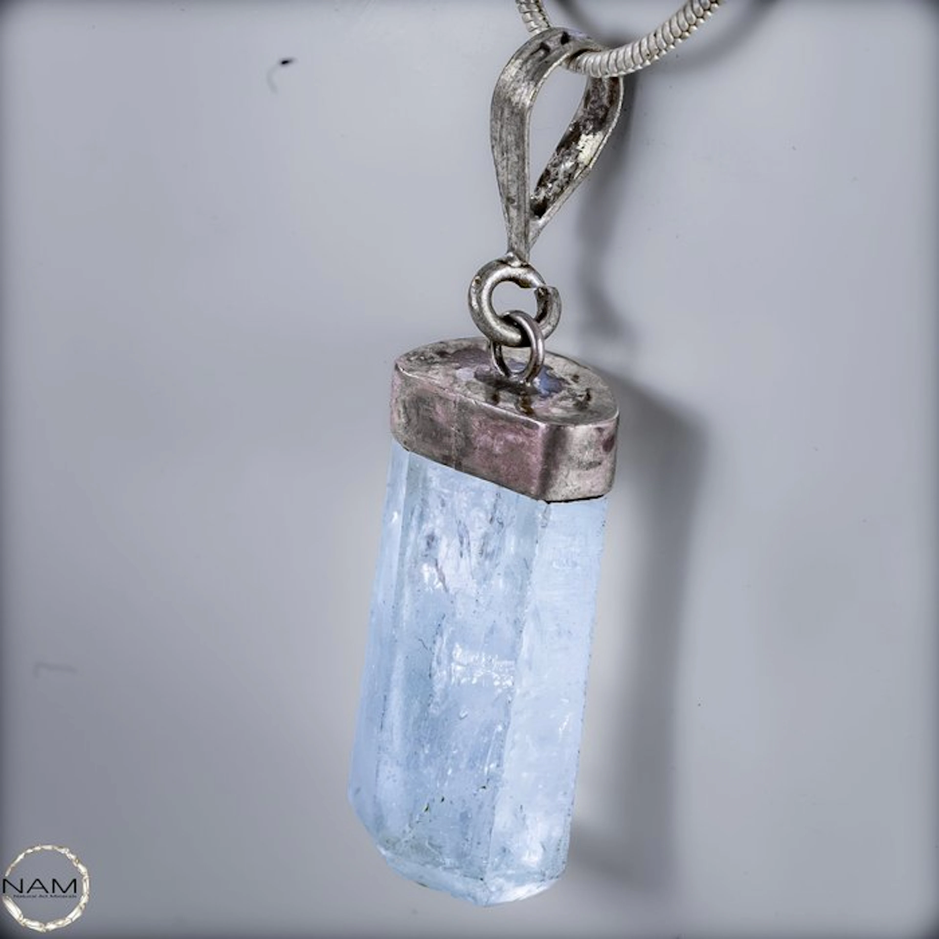 Aquamarine pendant – Crystal-clear beauty in delicate sky-blue, 23.7 ct- 4.74 g