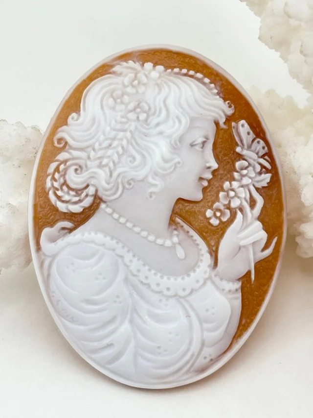 No reserve price Cassis madagascariensis - Cameo - Hand-carved cameo