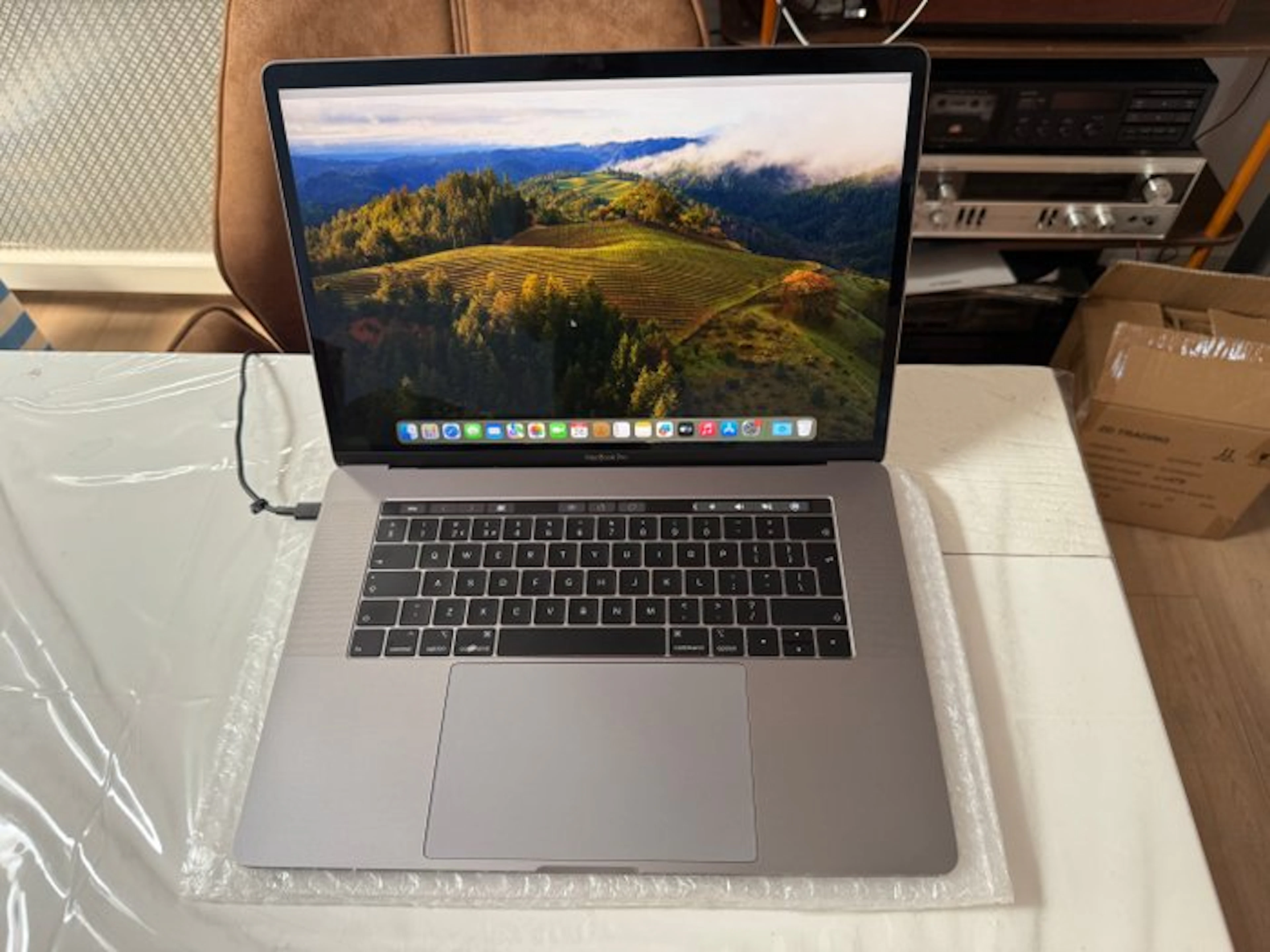 Apple MacBook Pro 15.5", HexaCore i7, 16GB RAM, 512GB NVMe - Laptop (1)