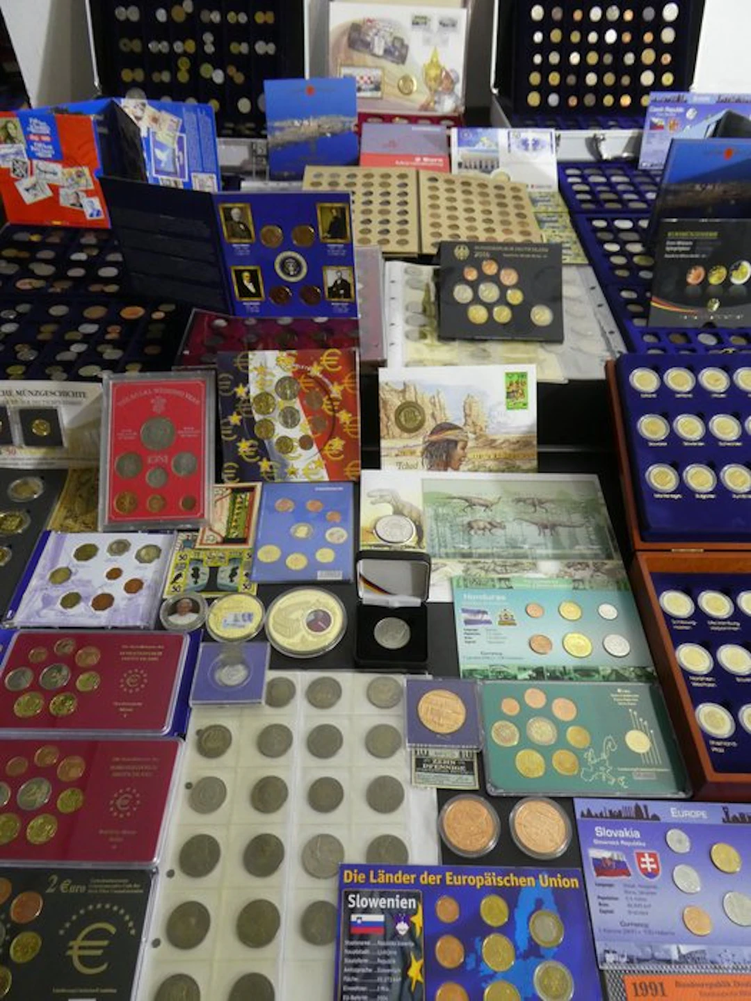 World. Collection of coins/banknote/medals/euro inkl