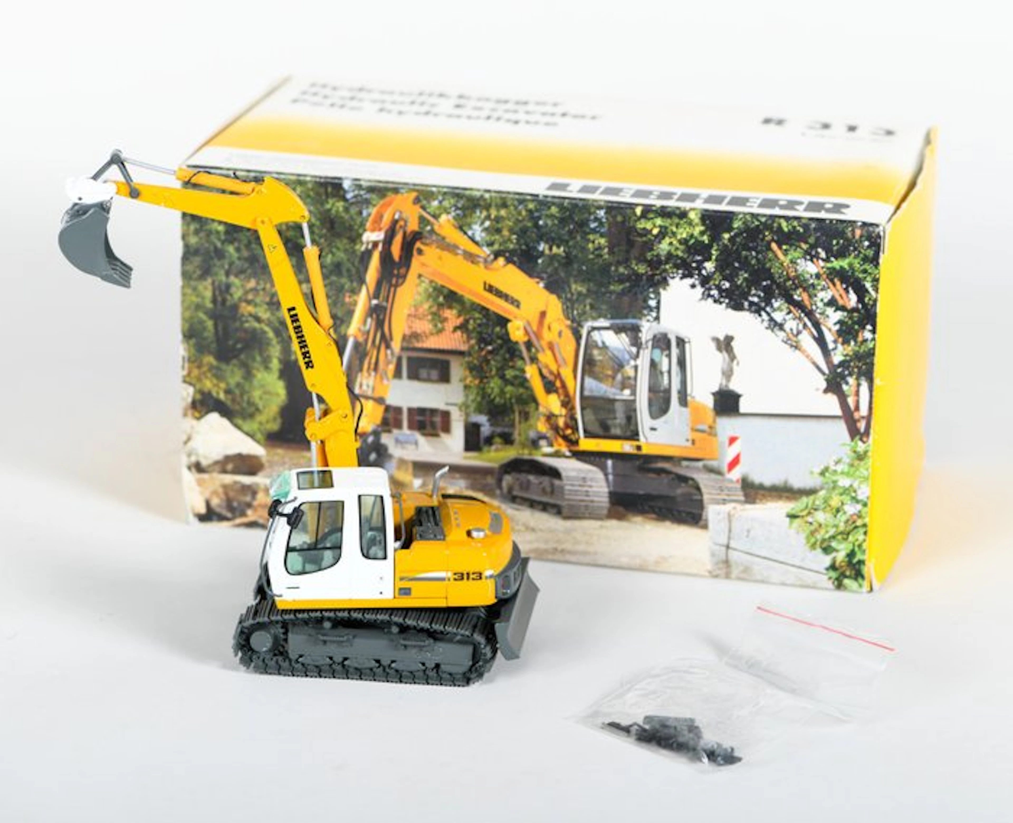 NZG 1:50 - Model earthworks machinery - Liebherr R 313 graafmachine