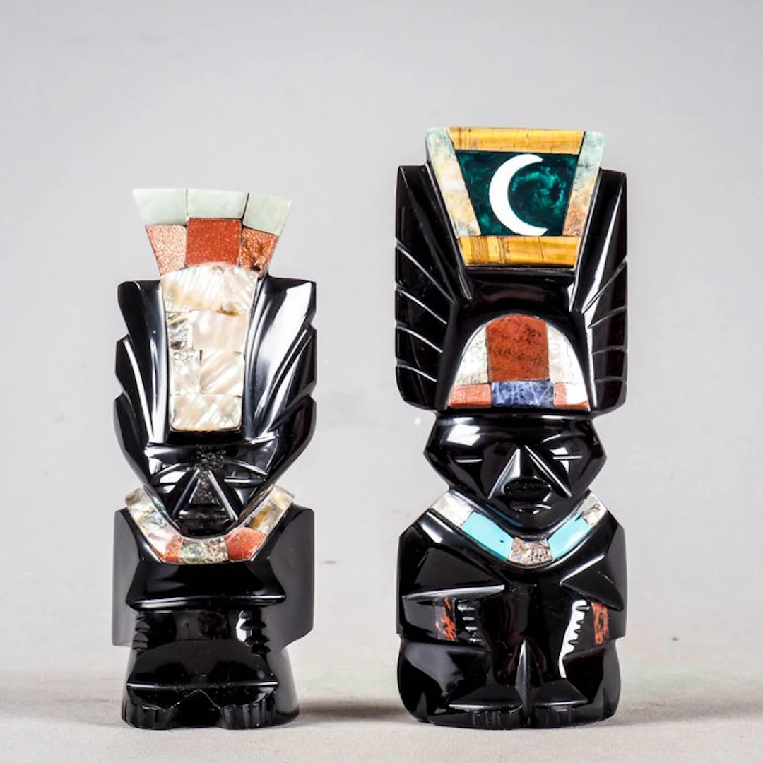 Set van 2 obsidiaanfiguren met steen-inleg - Sculpture...