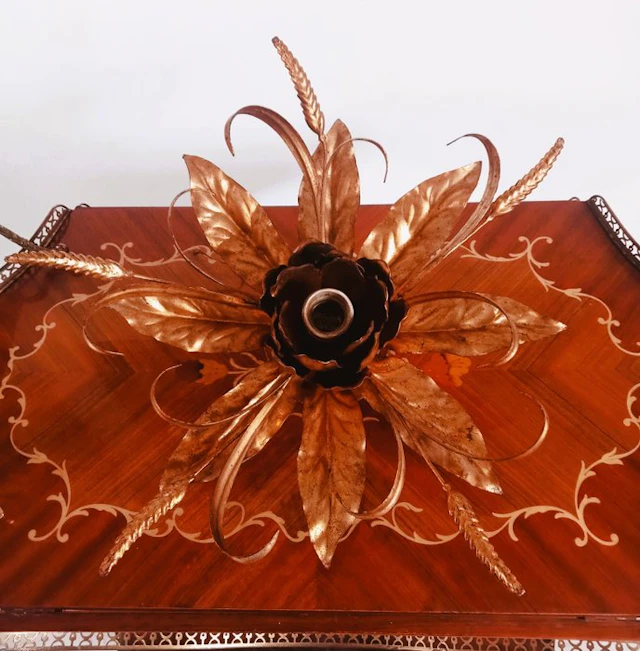 In the style of Hans Kögl - Wall lamp - Gold leaf, gold plating, wrought iron