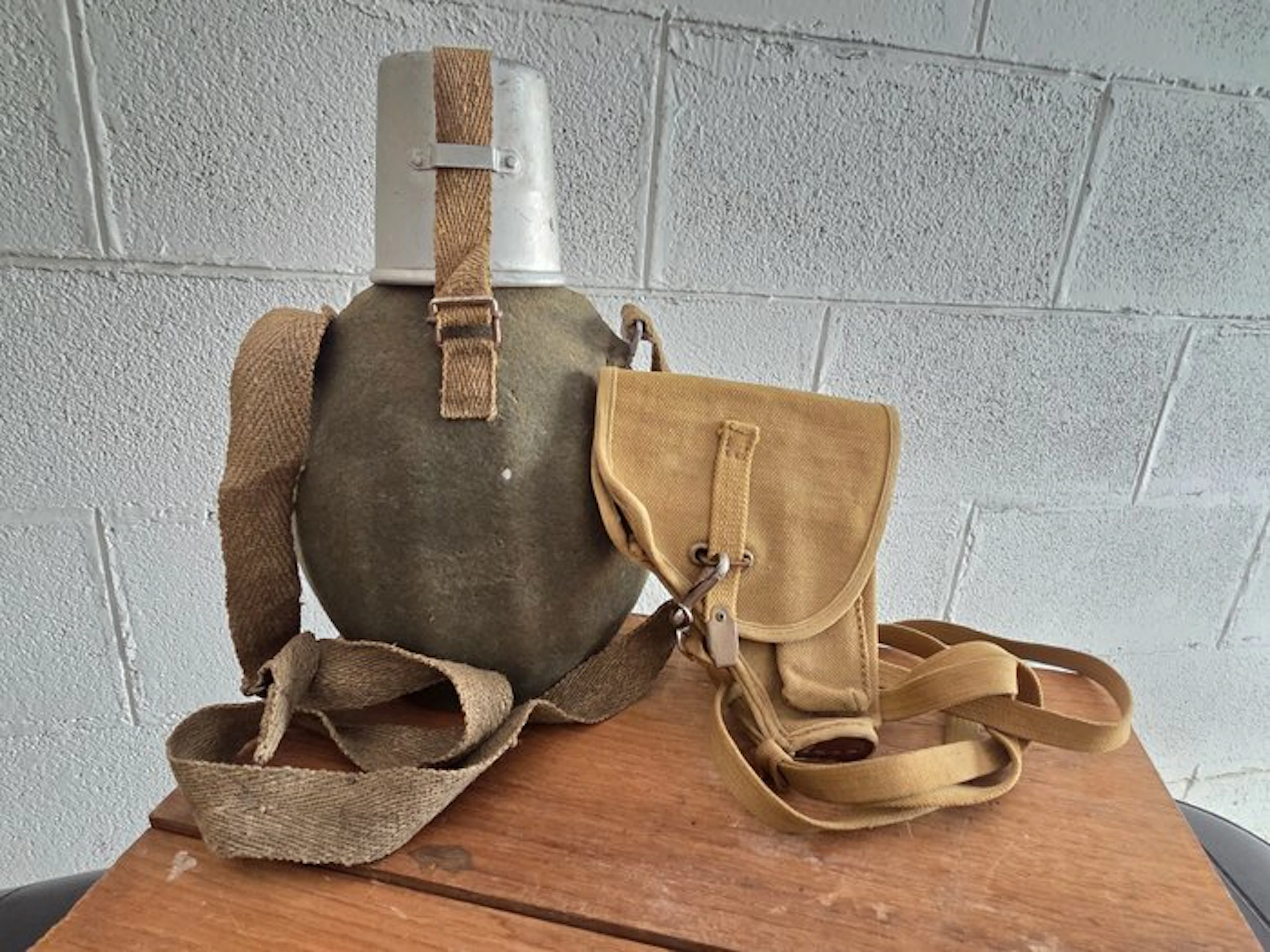 Italy - Military helmet - Large canteen and holster for Beretta