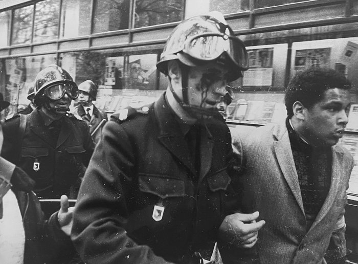 Photo AFP - Policier blessé, Mai 68