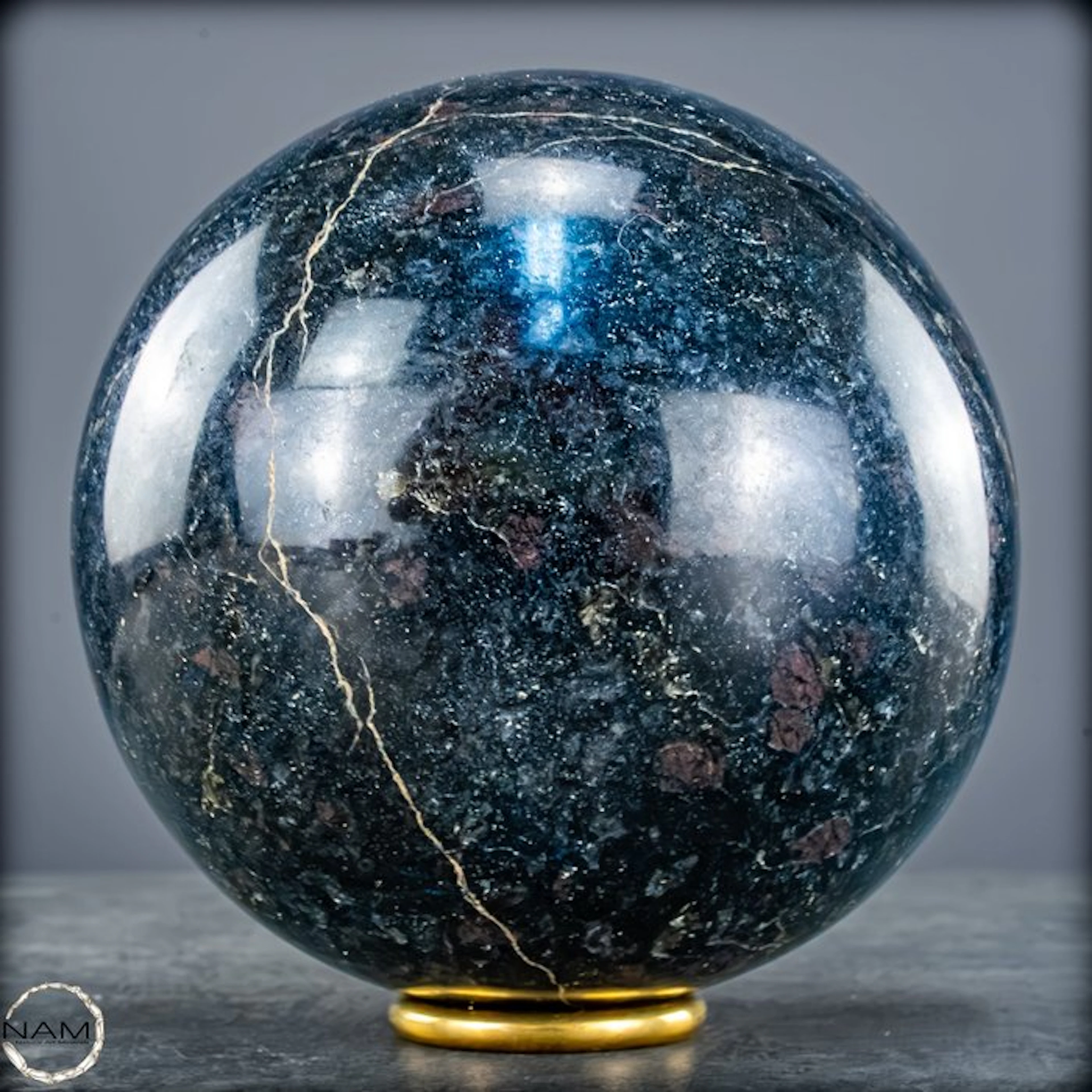 Powerful arfvedsonite-garnet sphere – Dark elegance with...