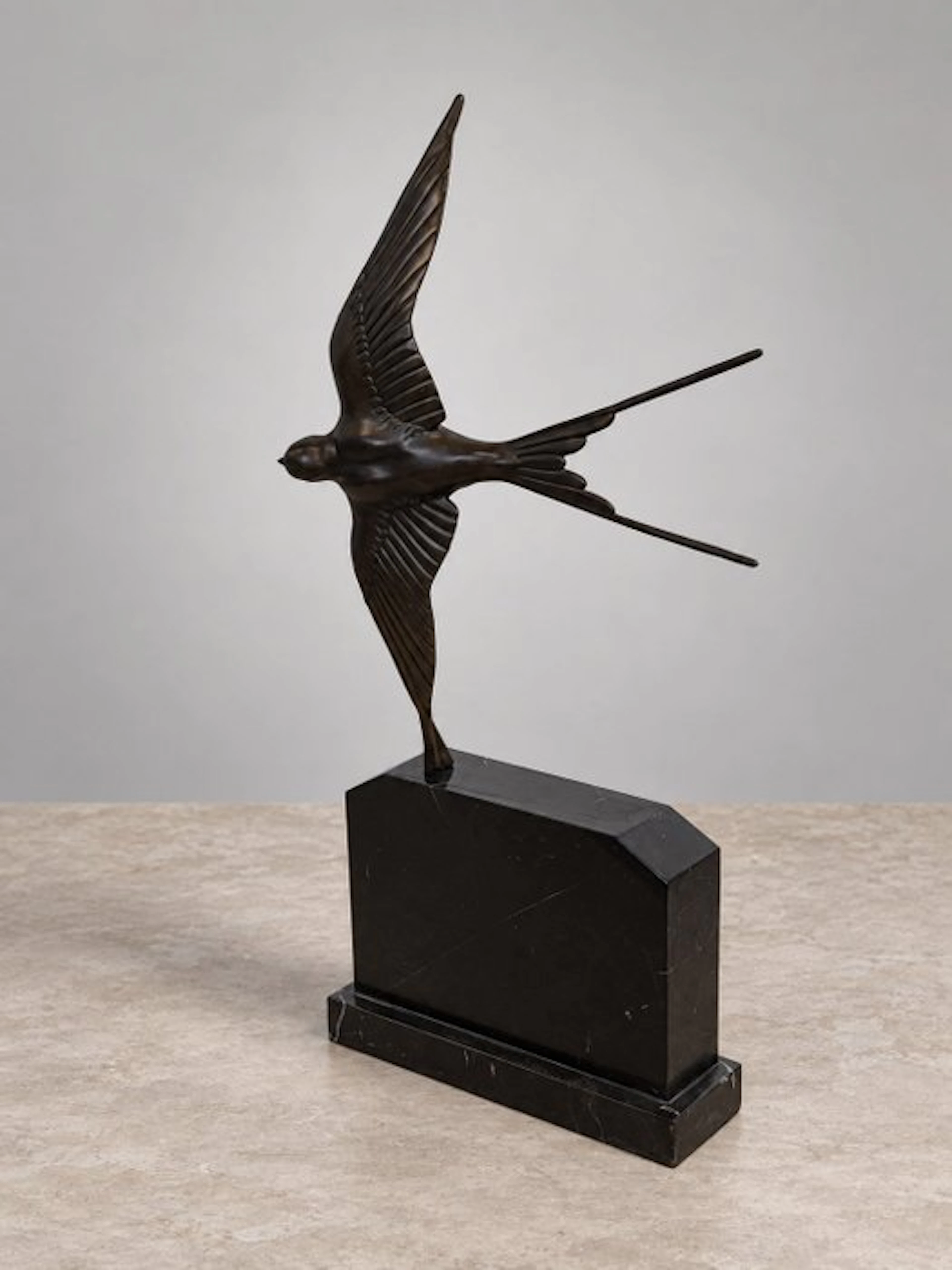 Sculpture, Art Deco zwaluw in vlucht - 48 cm - Bronze, Marble