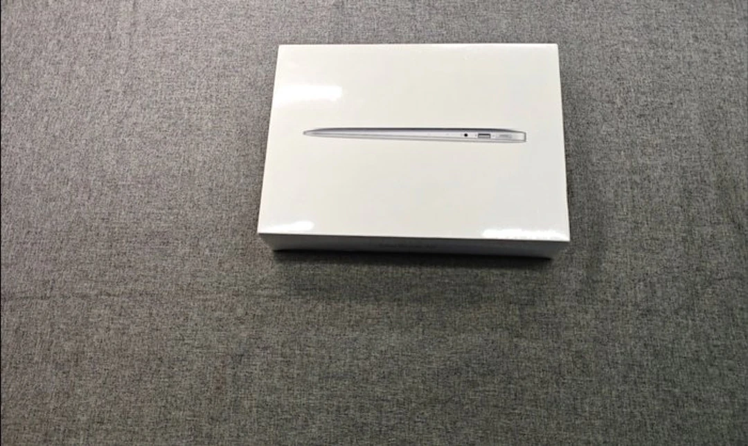 Apple MacBook Air 13-inch New Sealed - Laptop (1)