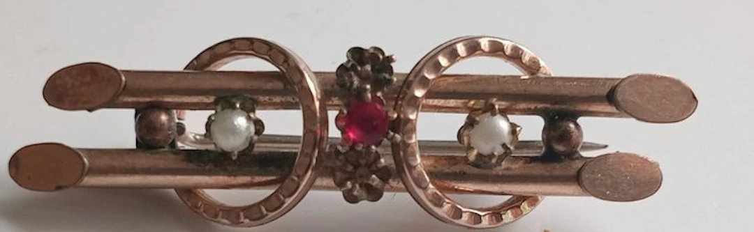 Brooch - 9 kt. Yellow gold Ruby - Pearl - Brooch - 9K yellow gold