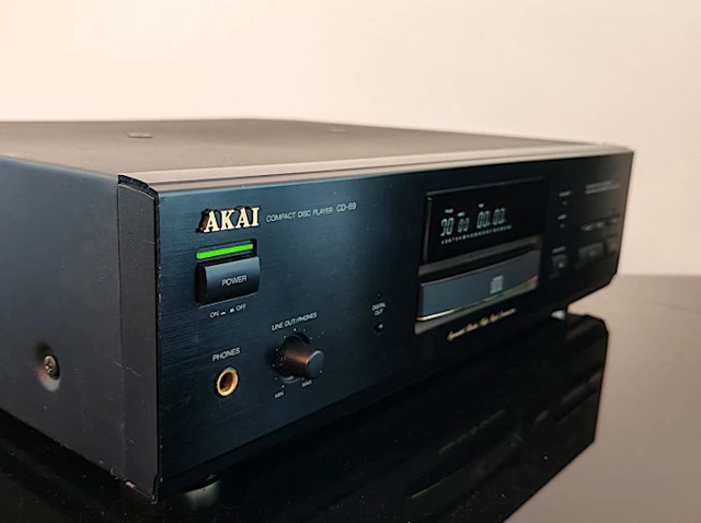 Akai - CD69 equipped with dual 20-bit Burr-Brown PCM63P-J DAC CD player