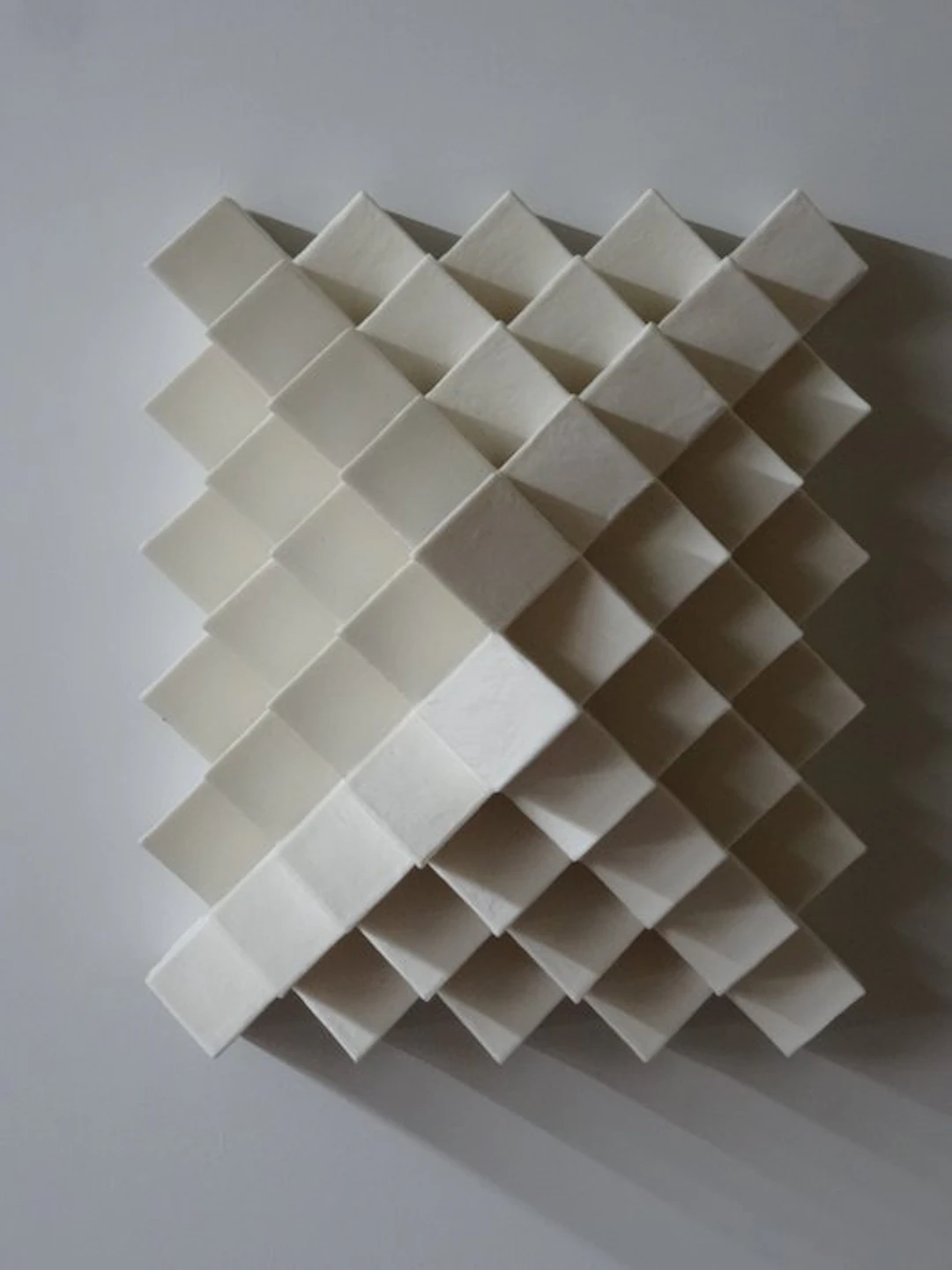 Hans Meeuwsen - 2026 - 85 wit minimalistisch wandrelief