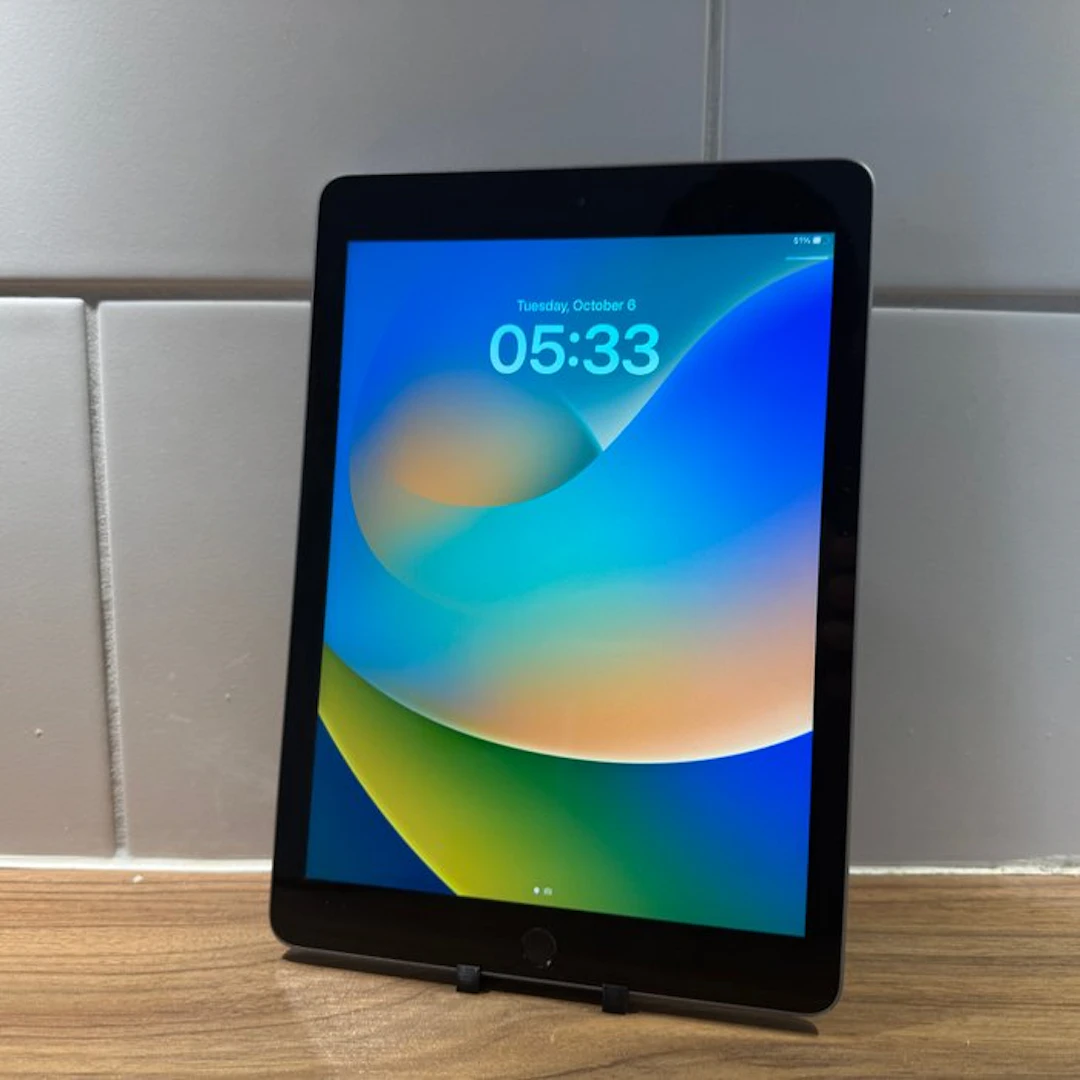 Apple iPad (5th Generation) 128GB Wifi - Mobile phone