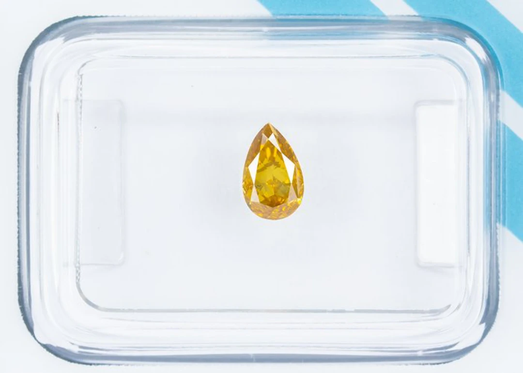 No reserve price - 1 pcs Diamond (Natural coloured)...