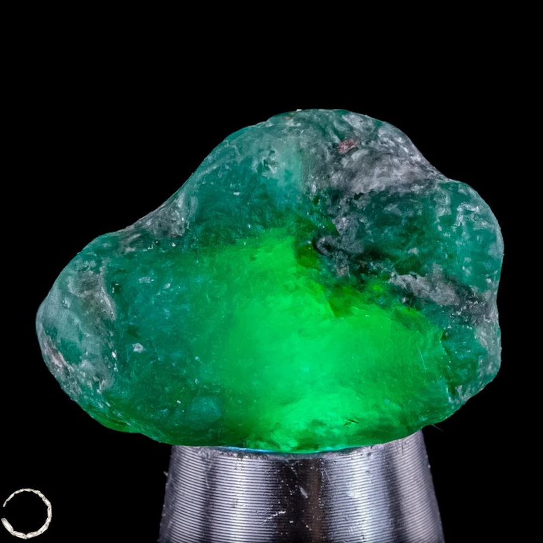 Natural emerald rough crystal with exceptional color intensity - 28.6