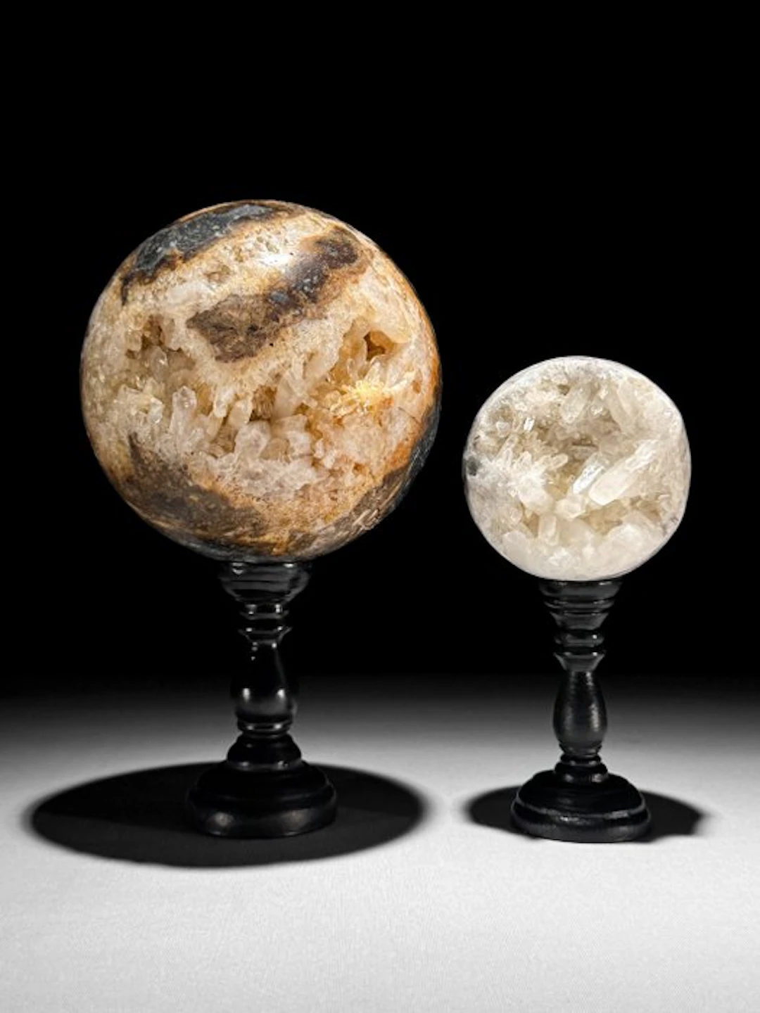 NO RESERVE PRICE - Wonderful Pair of Quartz Crystal Spheres on stands- 2400 g