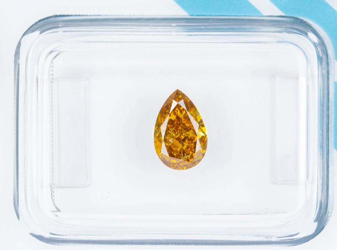 No reserve price - 1 pcs Diamond (Natural coloured)...