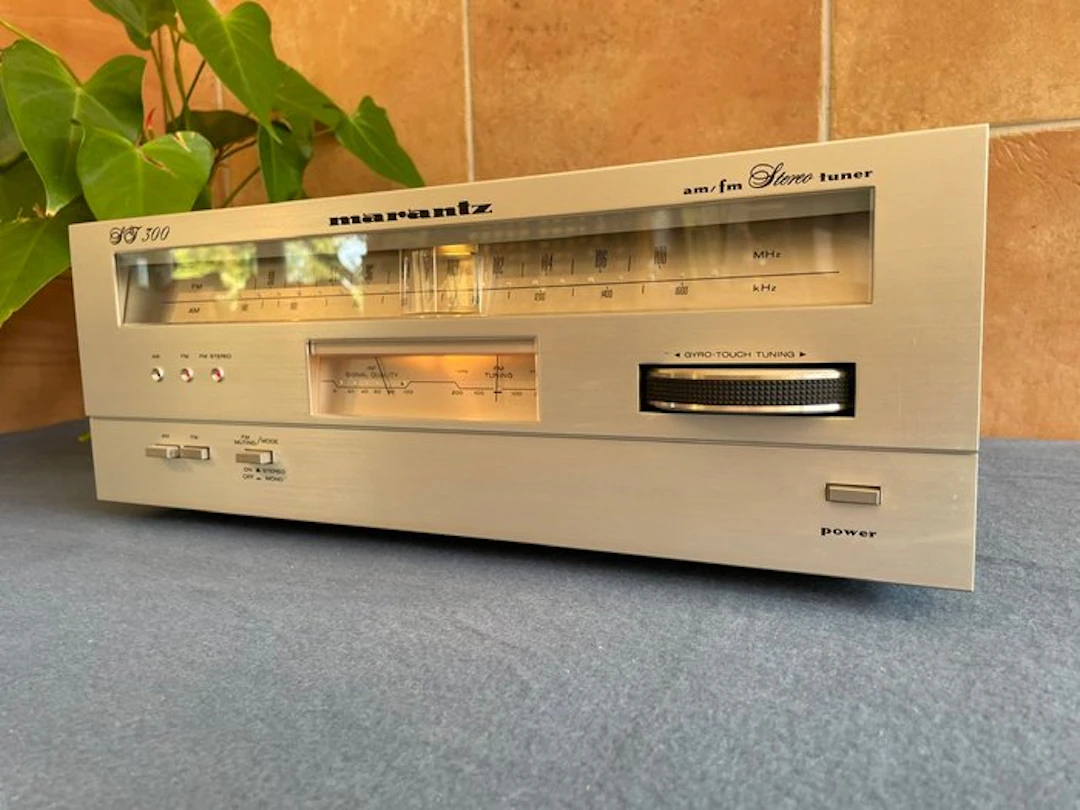 Marantz - ST-300 AM/FM Analog Stereo Tuner