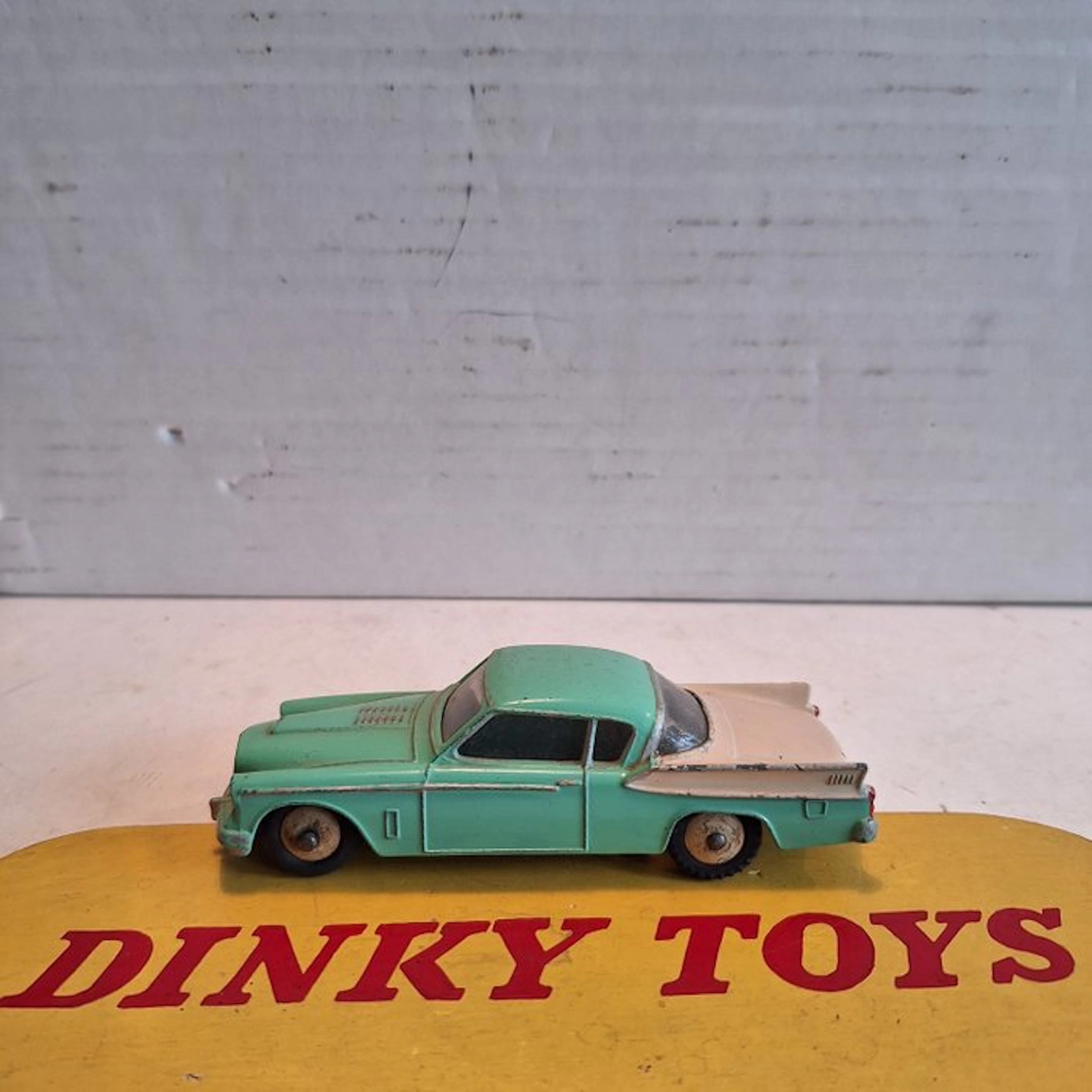 Dinky Toys 1:43 - Model car - Dinky Toys - Studebaker