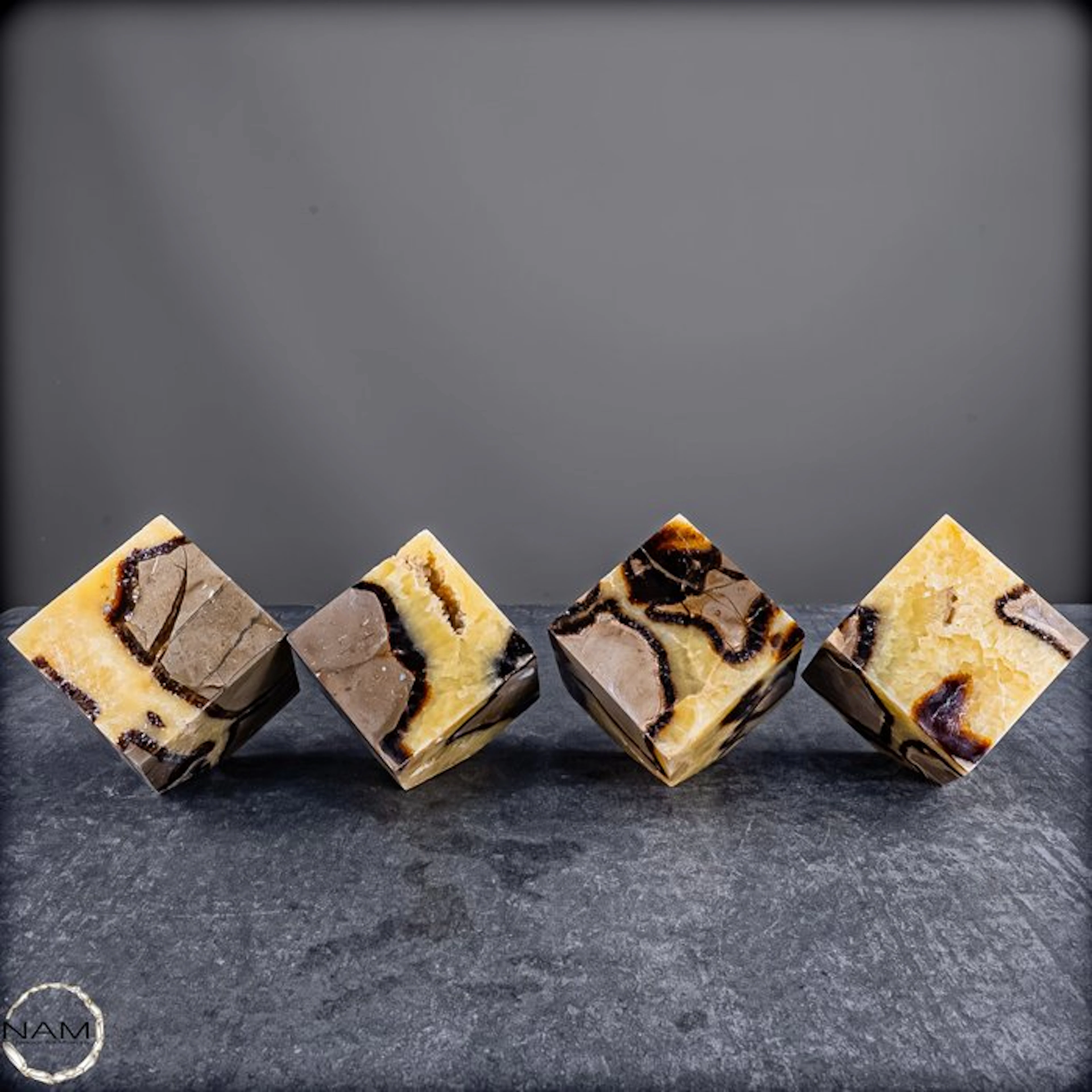 Septarien Dice Set – Hand-polished natural stone dice...