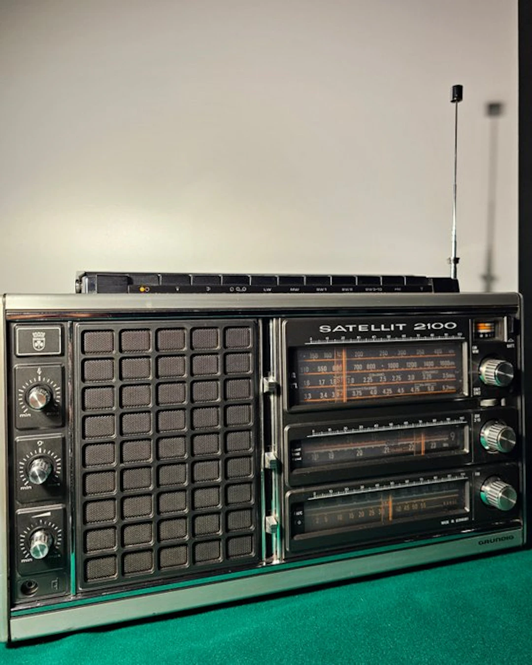 Grundig - Satellit 2100 Portable World radio