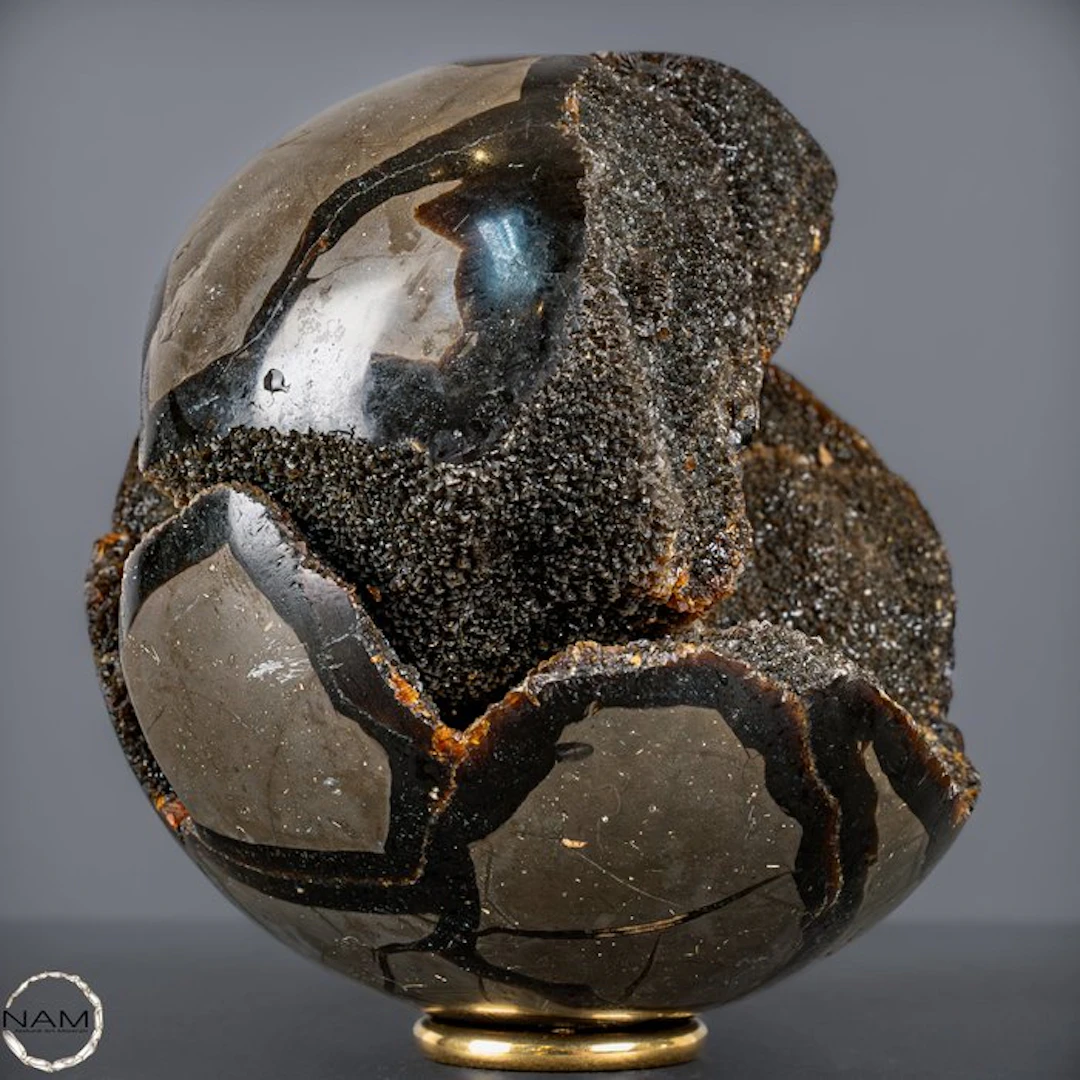 Septarian ball with calcite crystals – Fascinating geode...