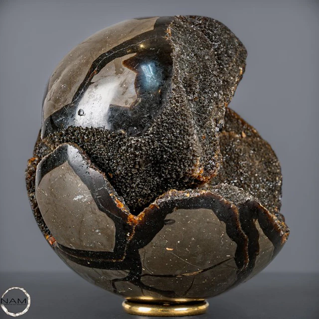 Septarian ball with calcite crystals – Fascinating geode...