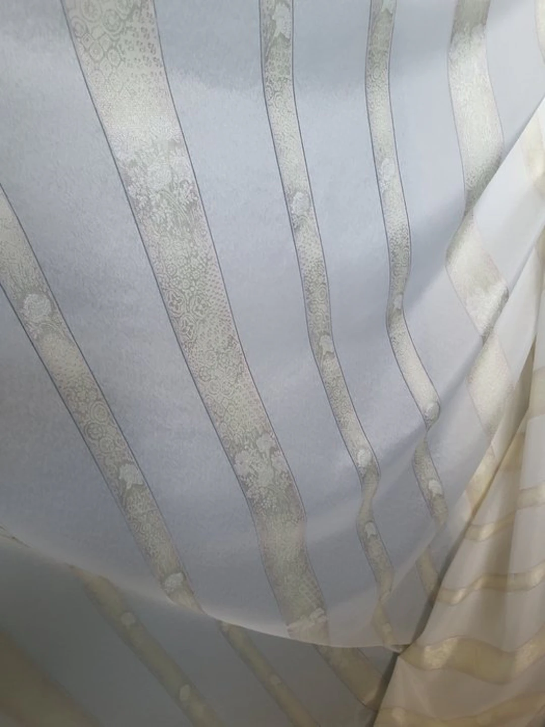 Wonderful yellow/gold fabric with damask inserts - Textile - 680 cm - 320 cm
