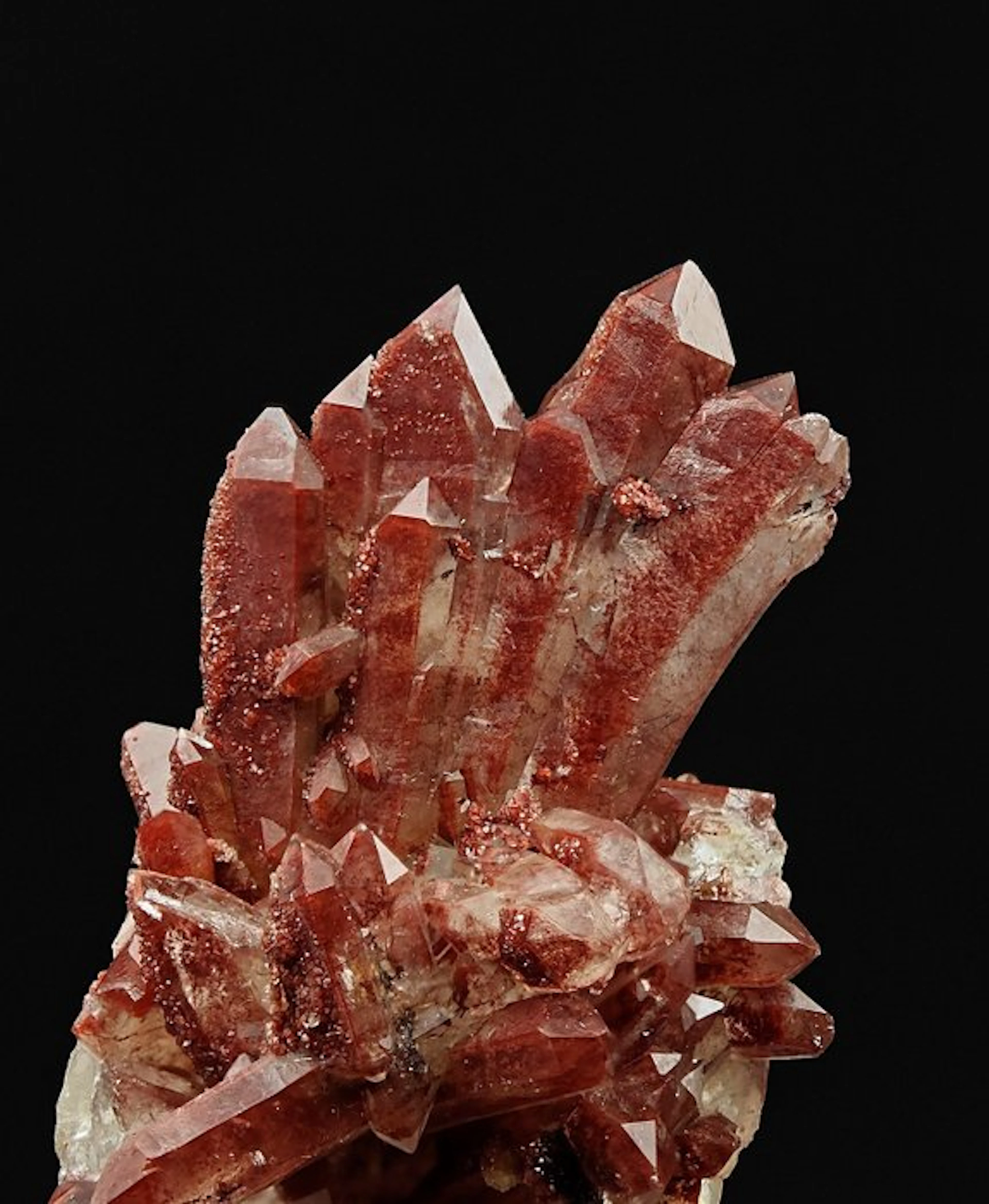 Hematoid curved quartz