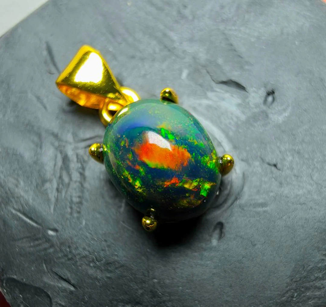 Opal Pendant - Height: 18 mm - Width: 8 mm- 1.06 g - (1)