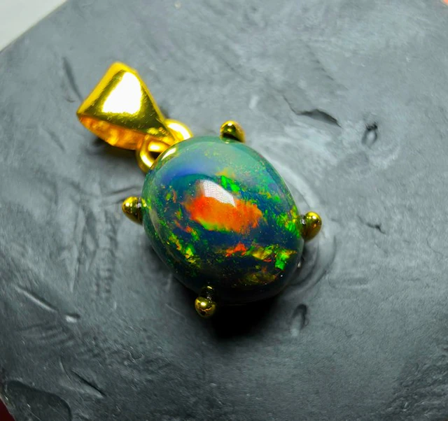 Opal Pendant - Height: 18 mm - Width: 8 mm- 1.06 g - (1)