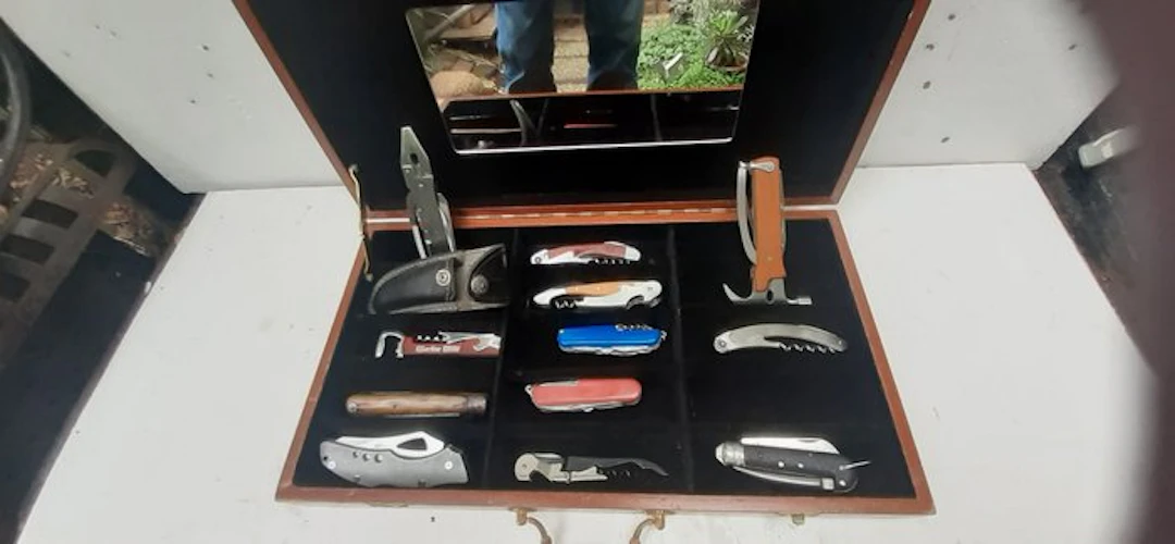Pocketknife (14) - Collection with a suitcase.