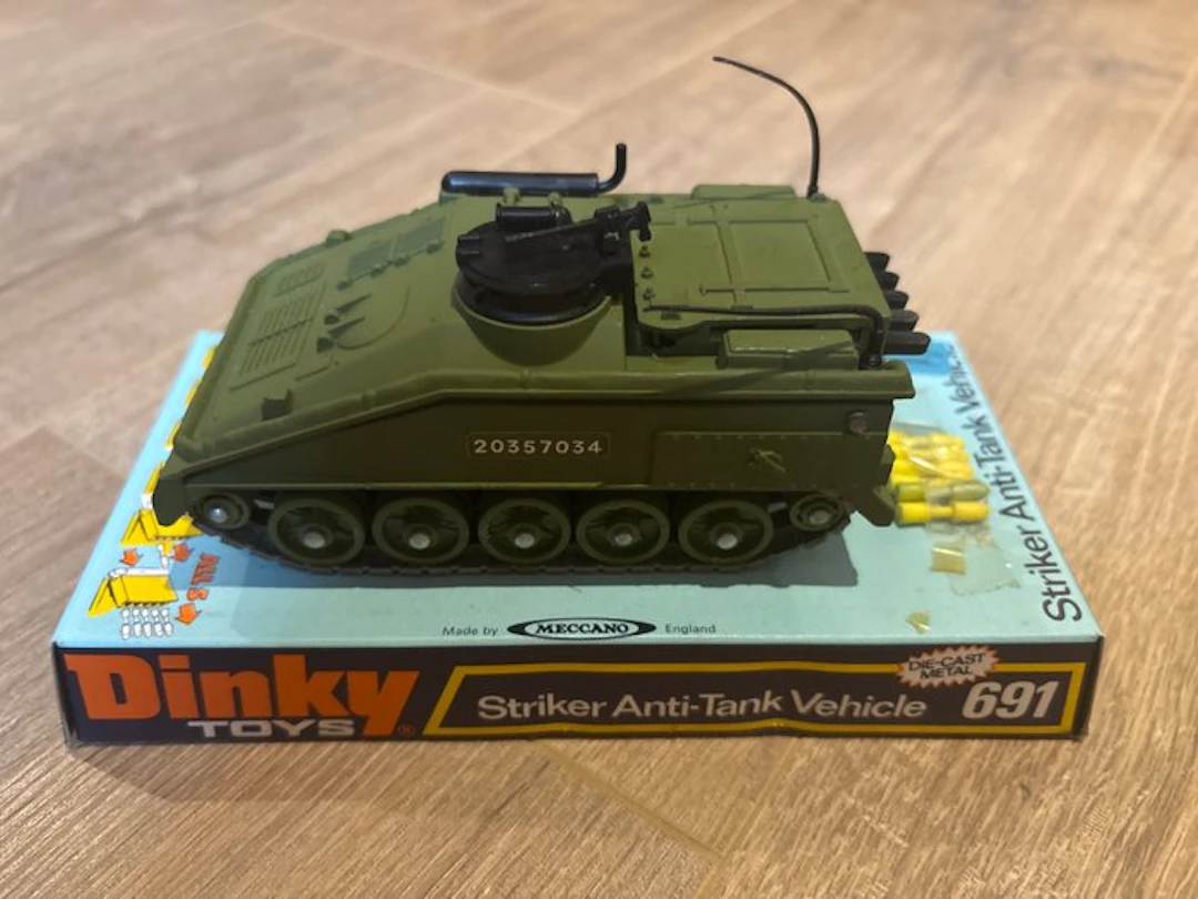 Dinky Toys Not to scale - Model car - Striker Anti-Tank Vehicle 691